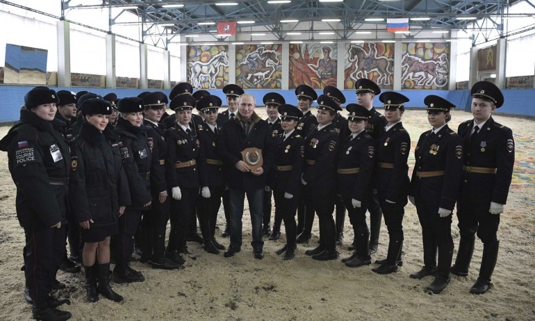 Путин пак на кон – посреща 8-ми март с полицайки (СНИМКИ) - Tribune.bg