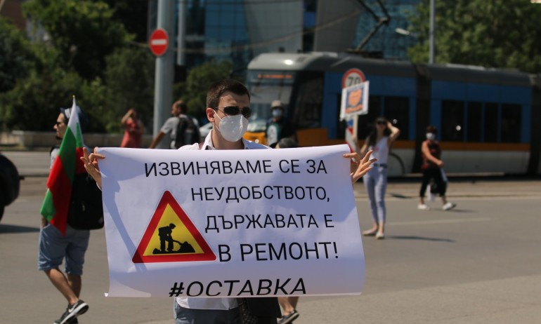 Старт на голямото блокиране: Шепа протестиращи спират движението на ключови кръстовища в столицата - Tribune.bg