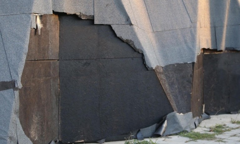 Жители на Костенец: Радев усвои над 5 млн. лева европари за ремонт на стадиона, който вече се разпада (СНИМКИ) - Tribune.bg