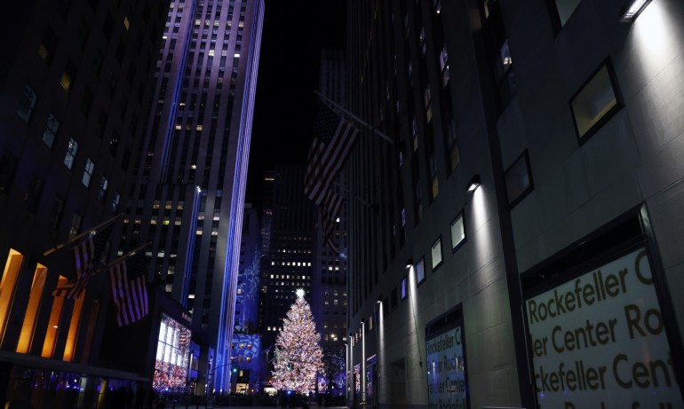 Запалиха светлините на коледната елха пред Рокфелер център в Ню Йорк (СНИМКИ) - Tribune.bg