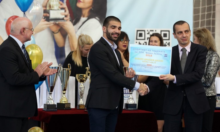 Министър Кралев участва в церемонията по връчване на наградите Спортист на годината на НСА - Tribune.bg