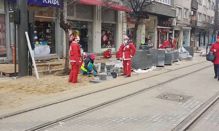 Джуджетата на Дядо Коледа се включиха в ремонта на Графа (СНИМКИ) - Tribune.bg