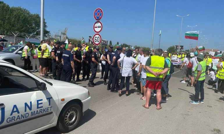 С викове Оставка протестиращи превозвачи посрещнаха Събев на границата с Турция (СНИМКИ) - Tribune.bg