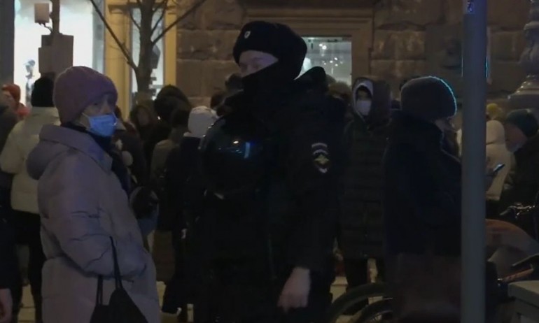 Протест в Москва срещу инвазията в Украйна, има арестувани (ВИДЕО/СНИМКИ) - Tribune.bg