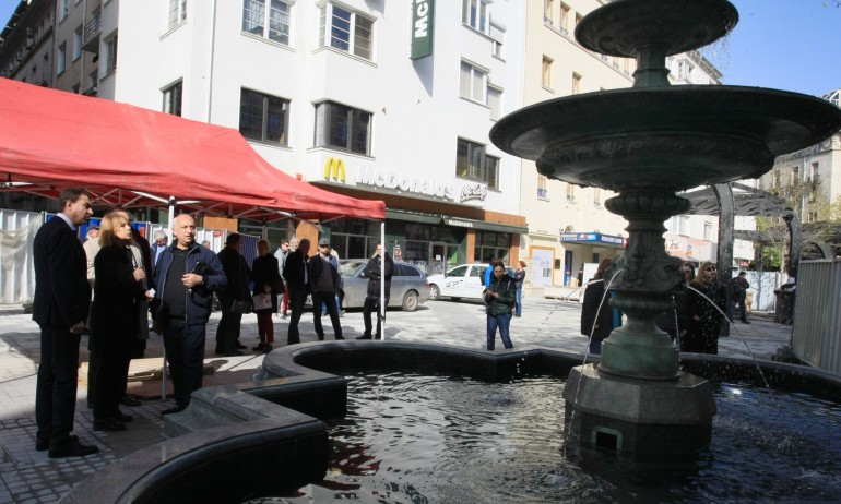След 14 години: Фонтанът на площад Славейков отново работи - Tribune.bg