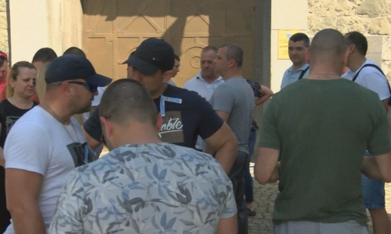 Надзиратели, съдебни охранители и полицаи излязоха на протест (СНИМКИ) - Tribune.bg