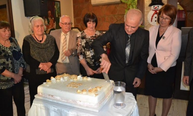 86 златни двойки подновиха брачната си клетва в Казанлък - Tribune.bg