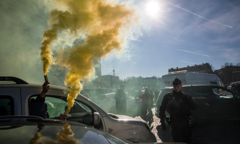 Френският конвой на свободата наруши заповедта и влезе в Париж, стигна се до сблъсъци (СНИМКИ) - Tribune.bg