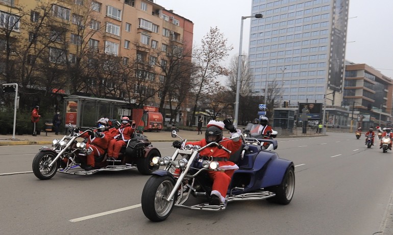 Дядо Коледа на колела: Мотористи създадоха празнично настроение в София - Tribune.bg