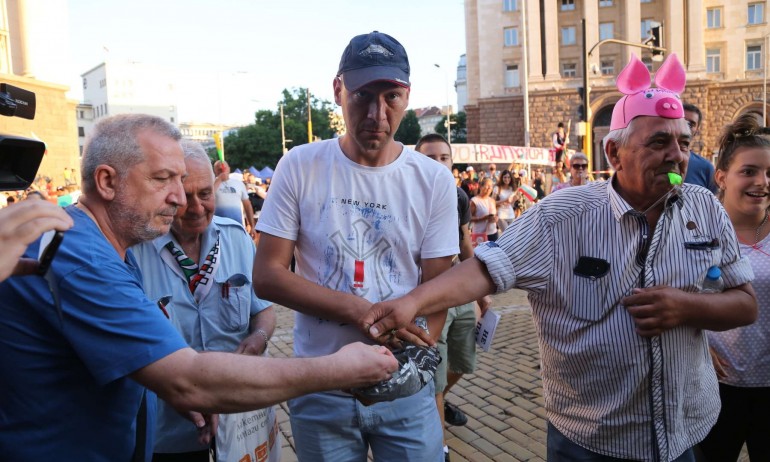 Протестът в неделя – блокада на Е-79 при Кресна, в София мятаха стотинки по МС - Tribune.bg