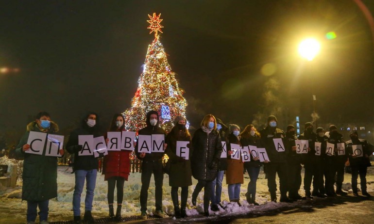 Коледната елха в София грейна без празнична програма - Tribune.bg