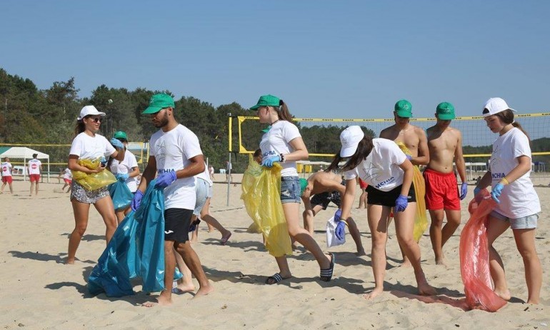 Плеяда спортни звезди почистиха морето и плажната ивица край Камчия - Tribune.bg