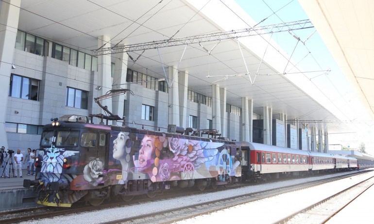 Влак с изрисуван локомотив ще пътува между София и Бургас (СНИМКИ) - Tribune.bg