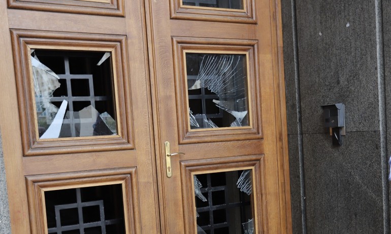 След протеста снощи: Щети по втората сграда на парламента, двама ранени полицаи и арестувани - Tribune.bg