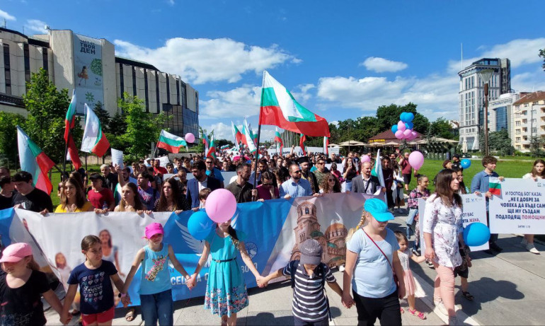 Tри хиляди шестваха в чест на свободата и семейството в София - Tribune.bg