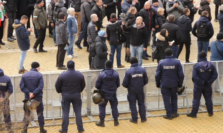 Протести под прозорците на властта, центърът на София беше блокиран с часове (ВИДЕА+СНИМКИ) - Tribune.bg