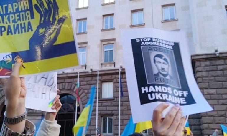 Министри на ДБ на шествие за Украйна с плакати срещу Нинова (СНИМКИ) - Tribune.bg