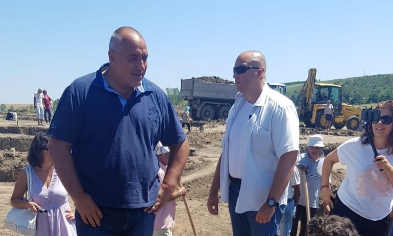 Борисов инспектира строителството на АМ Хемус между пътните възли Белокопитово и Буховци - Tribune.bg