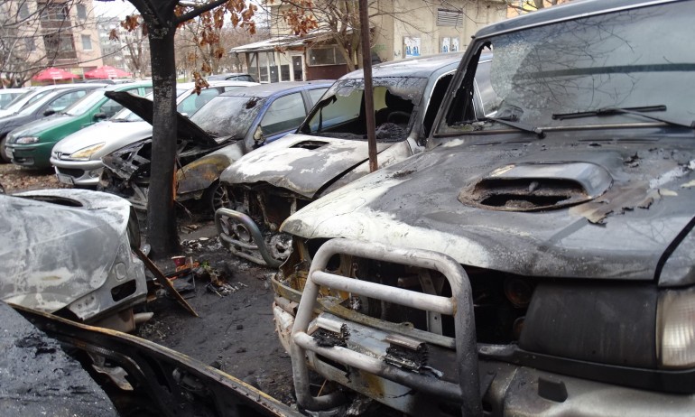 Палежи в Благоевград: 7 автомобила и каравана са избухнали в пламъци - Tribune.bg