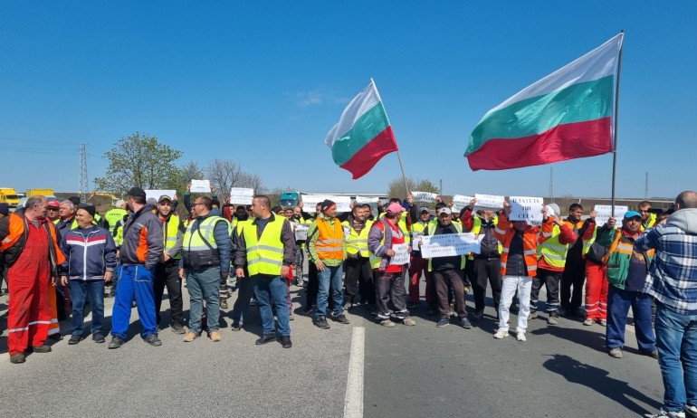 Блокади и протести на пътните строители в страната: Няма ли пари-загиваме (СНИМКИ) - Tribune.bg