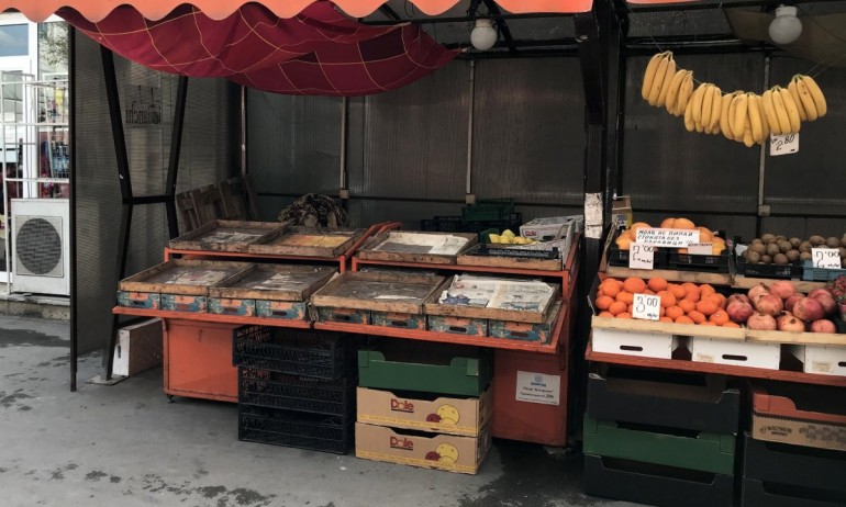 Навалици на пазара във Варна, търговците недоволни от мерките (СНИМКИ) - Tribune.bg