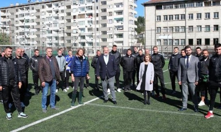 Министър Кралев откри футболен терен в Габрово - Tribune.bg