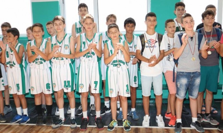 Министър Кралев откри ремонтираната зала по баскетбол във Варна - Tribune.bg