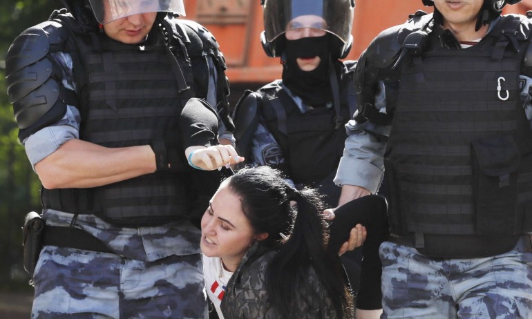 Полицията в Москва задържа стотици опозиционери (СНИМКИ) - Tribune.bg