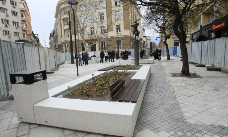 Площад Гарибалди с водна стена, нови пейки и осветление (СНИМКИ) - Tribune.bg