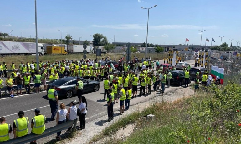 С викове Оставка протестиращи превозвачи посрещнаха Събев на границата с Турция (СНИМКИ) - Tribune.bg
