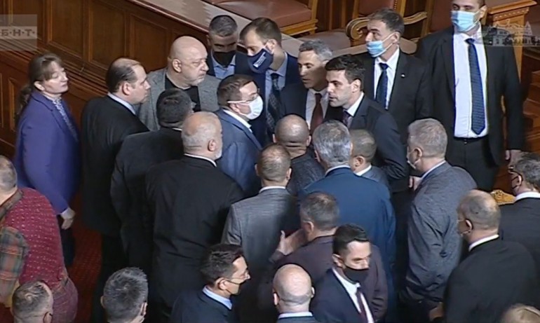 Напрежението в Парламента ескалира, Минчев даде почивка (СНИМКИ) - Tribune.bg