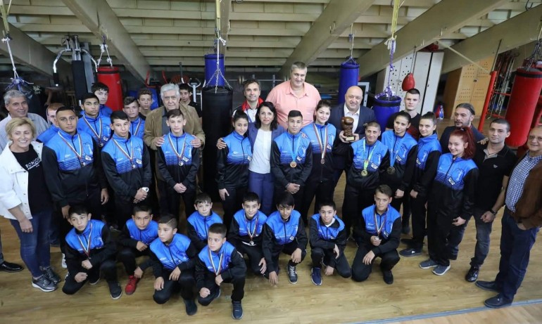 Министър Кралев откри ремонтираното спортно училище в Русе и обеща нови зали за бокс и щанги - Tribune.bg