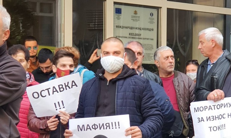 Напрежение пред Министерството на енергетиката: ВМРО опитаха да нахлуят в сградата (СНИМКИ) - Tribune.bg