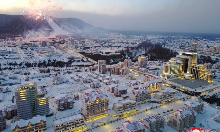 Ким Чен Ун откри модерен град в свещената планина на Северна Корея - Tribune.bg