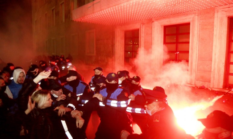 Сблъсъци в Албания след убийството на демонстрант от полицай ( СНИМКИ) - Tribune.bg