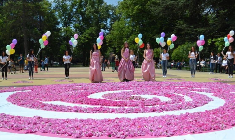 Пищно цветно пано от 72 000 розови цвята в Казанлък (ГАЛЕРИЯ) - Tribune.bg