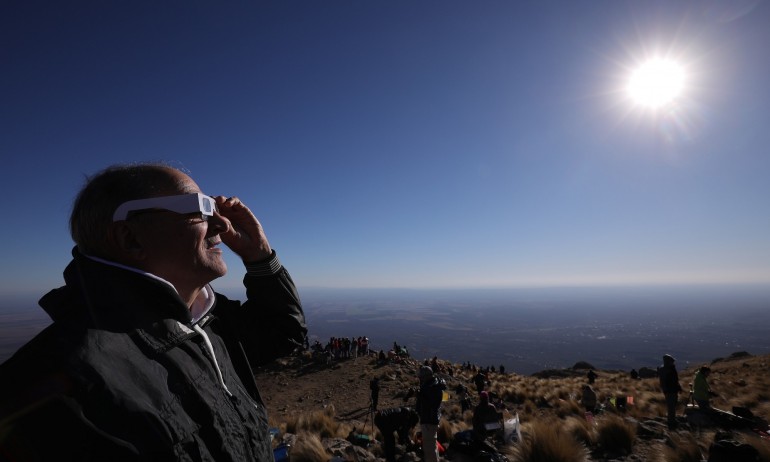 Пълно слънчево затъмнение в Южна Америка (СНИМКИ) - Tribune.bg