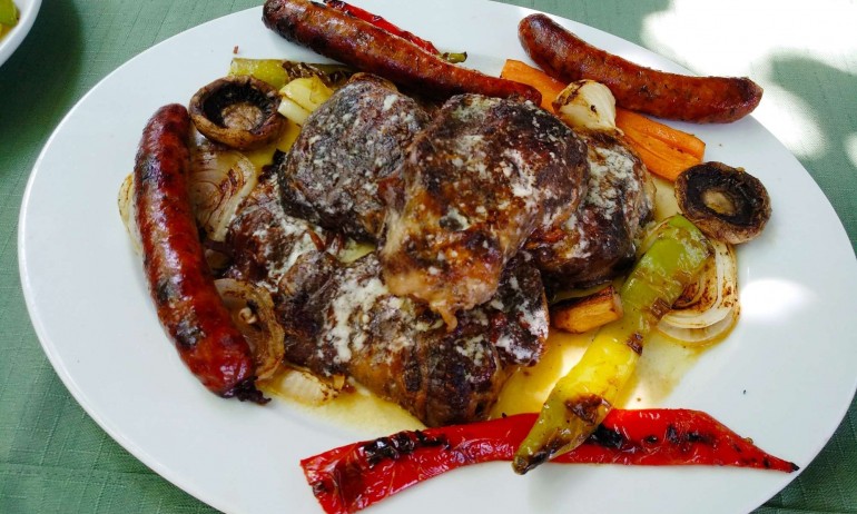 Вкусът на сръбското лято – истинско месо, свежа салата и добри приятели - Tribune.bg