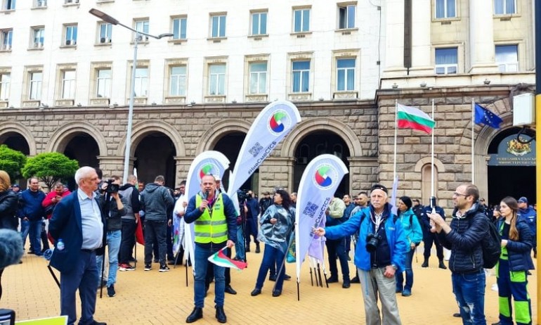 Три протеста под позорците на Кирил Петков (ВИДЕА+СНИМКИ) - Tribune.bg