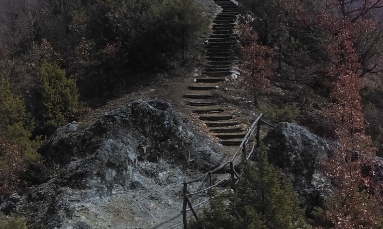 Древни църкви, скален водопад и най-големият въжен мост в страната привличат туристи в Западна България - Tribune.bg