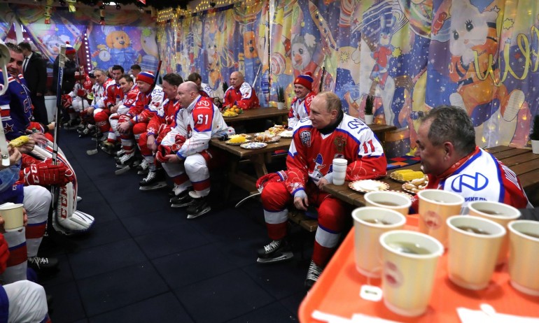 Путин се развихри в традиционния мач от Нощната хокейна лига (СНИМКИ) - Tribune.bg