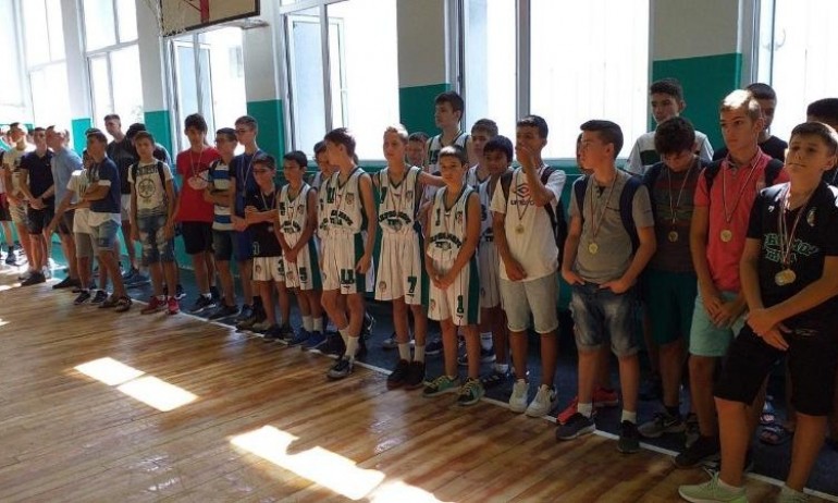Министър Кралев откри ремонтираната зала по баскетбол във Варна - Tribune.bg