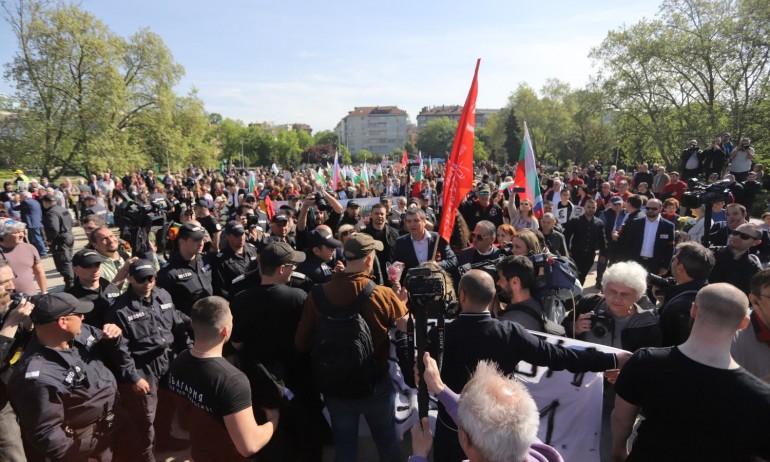 Бой пред паметника на Съветската армия, на място е и Митрофанова (СНИМКИ) - Tribune.bg