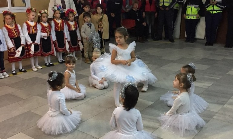 Трогателно: Полицаи танцуват с деца (ВИДЕО) - Tribune.bg