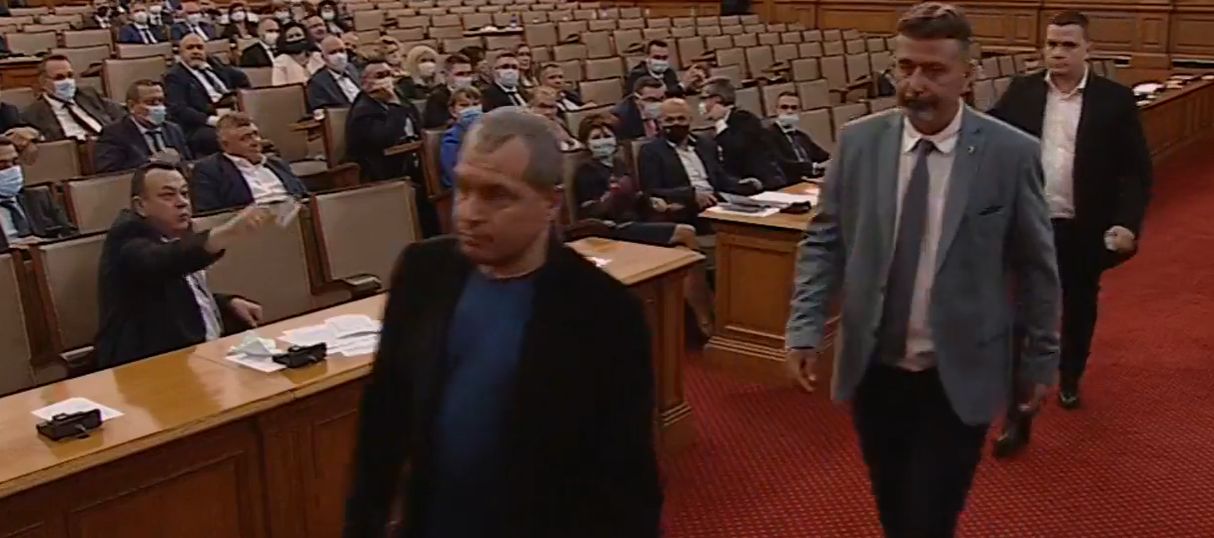Част от депутатите от ИТН се връщаха в зала, за да участват в дебатите и да защитят напускането си