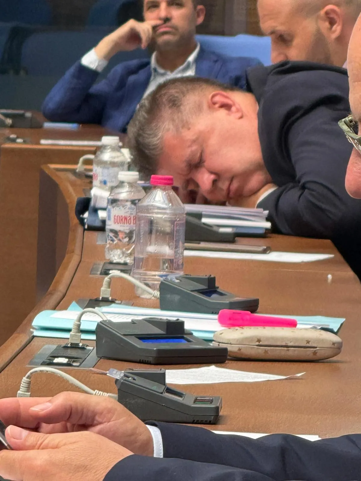 Депутатът от МЕЧ Красимир Манов заспа на парламентарната банка