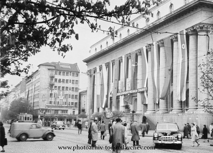 Съдебната палата със знамена на Северна Корея и други „братски“ страни, фотоархив „Тодор Славчев“