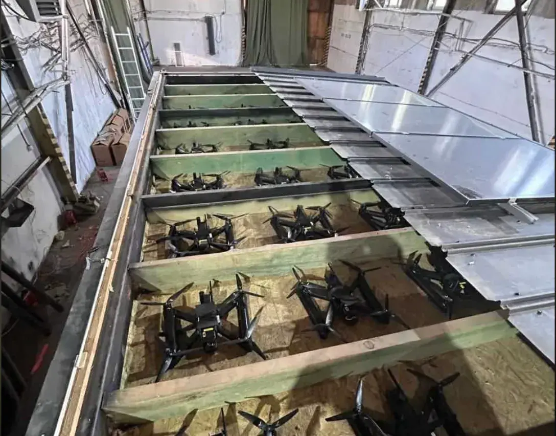 Изображение, за което се твърди, че е на дроновете, разположени в мобилните дървени кабини