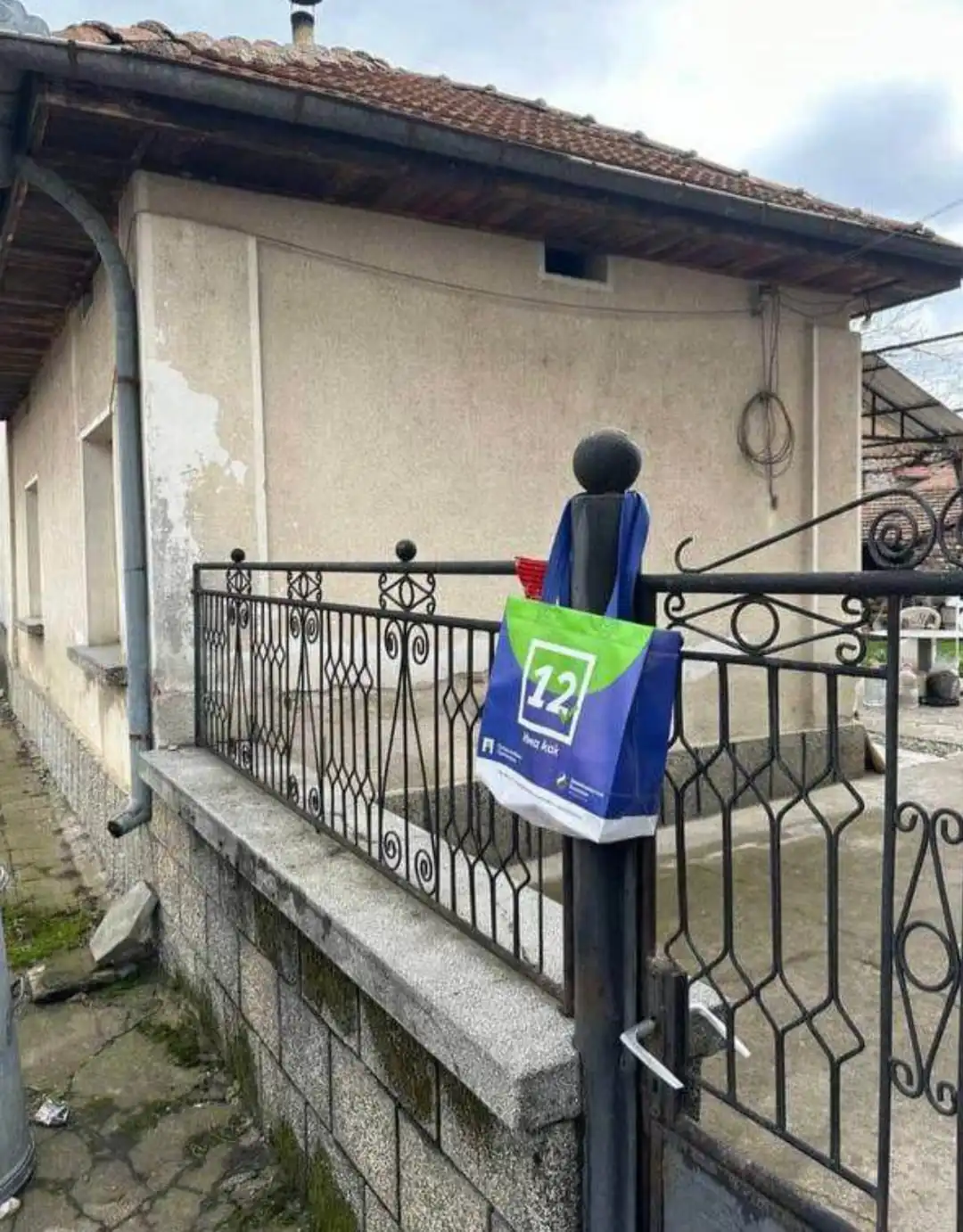 Снимките със саламите и рекламните торбички от Фейсбук