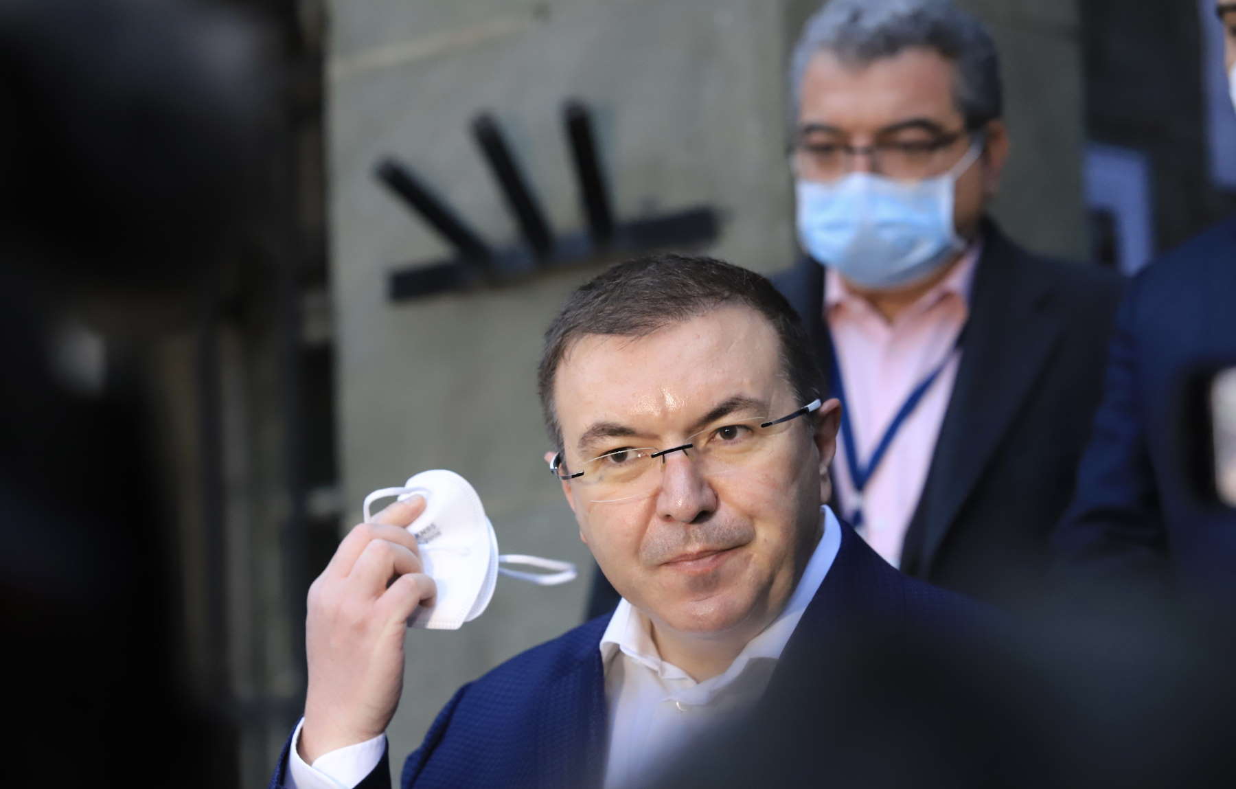 Министър Костадин Ангелов ще е първият ваксиниран